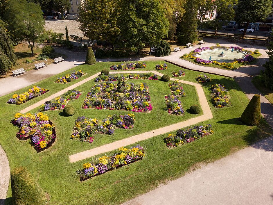 La "grande partie" de la mosaïque du square Emile Lechten. Photo réalisé au début du mois de juillet 2018. - Agrandir l'image, . 0octets (fenêtre modale)