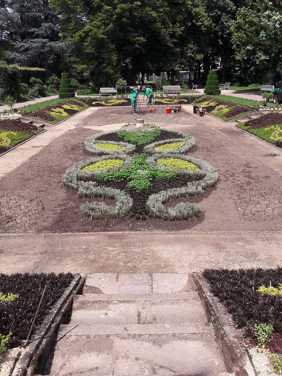 Le motif principal, en cours de réalisation, sur la partie centrale de la partie basse. Photo prise le 8 juin 2018. - Agrandir l'image, . 0octets (fenêtre modale)