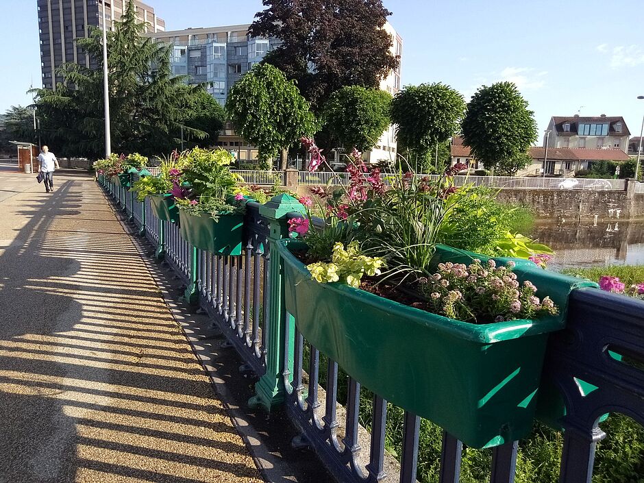 Les jardinières du pont Georges Clémenceau sur la Savoureuse. Photo prise le 31 mai 2018. - Agrandir l'image, . 0octets (fenêtre modale)