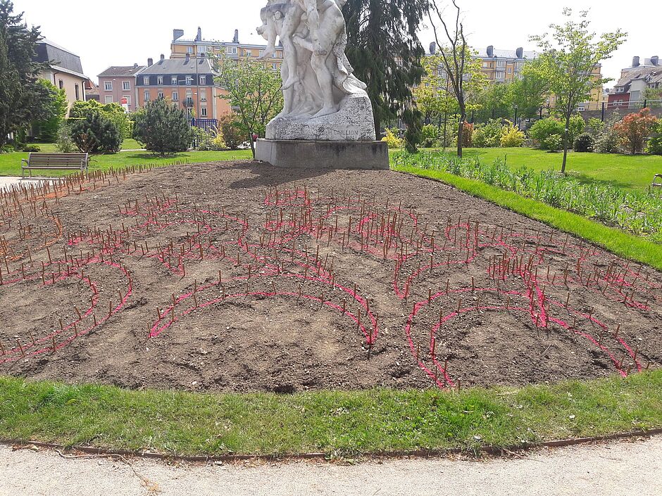 Vue de la mosaïque du monument de "l'âge de pierre" en cours de piquetage dans le square Emile Lechten.  - Agrandir l'image, . 0octets (fenêtre modale)