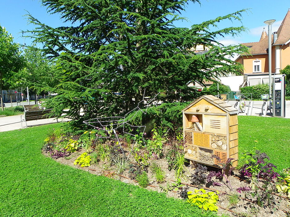 Massifs fleuris de la place Yitzhak Rabin avec ses représentations d'insectes en métal et son hôtel à insectes. Réalisation des insectes par Yannick Barberet jardinier du service espaces verts. Photo prise le 20 juin 2018. - Agrandir l'image, . 0octets (fenêtre modale)