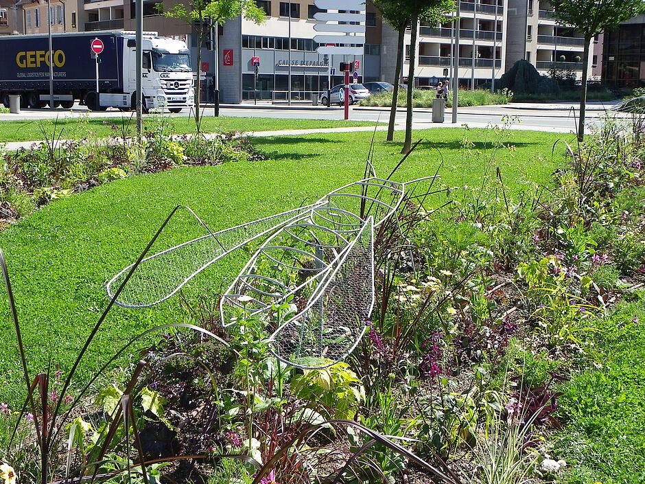 Massifs fleuris de la place Yitzhak Rabin avec ses représentations d'insectes en métal. Réalisation des insectes par Yannick Barberet jardinier du service espaces verts. Photo prise le 20 juin 2018. - Agrandir l'image, . 0octets (fenêtre modale)