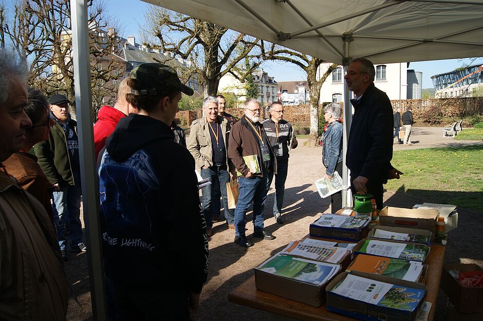 Présentation des nouvelles pratiques de lutte contre les insectes indésirables ou maladies sur le stand de la Protection Biologique Intégrée (PBI). - Agrandir l'image, . 0octets (fenêtre modale)