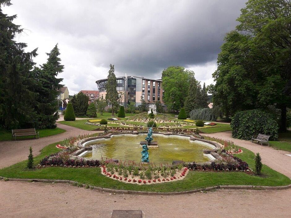 Vue du bassin de la mosaïque de la "grande partie" achevée dans le square Emile Lechten.  - Agrandir l'image, . 0octets (fenêtre modale)