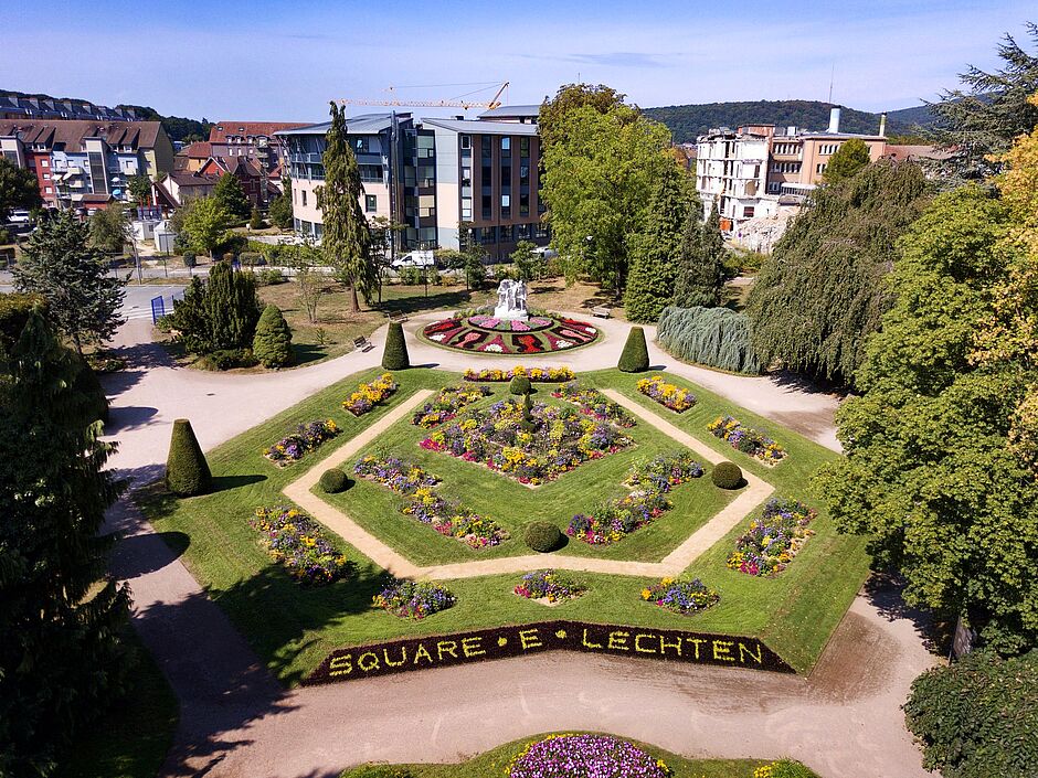 Le square Emile Lechten avec le groupe monumental d’Horace Daillon, la mosaïque de la "grande partie". Photo réalisé au début du mois de juillet 2018. - Agrandir l'image, . 0octets (fenêtre modale)