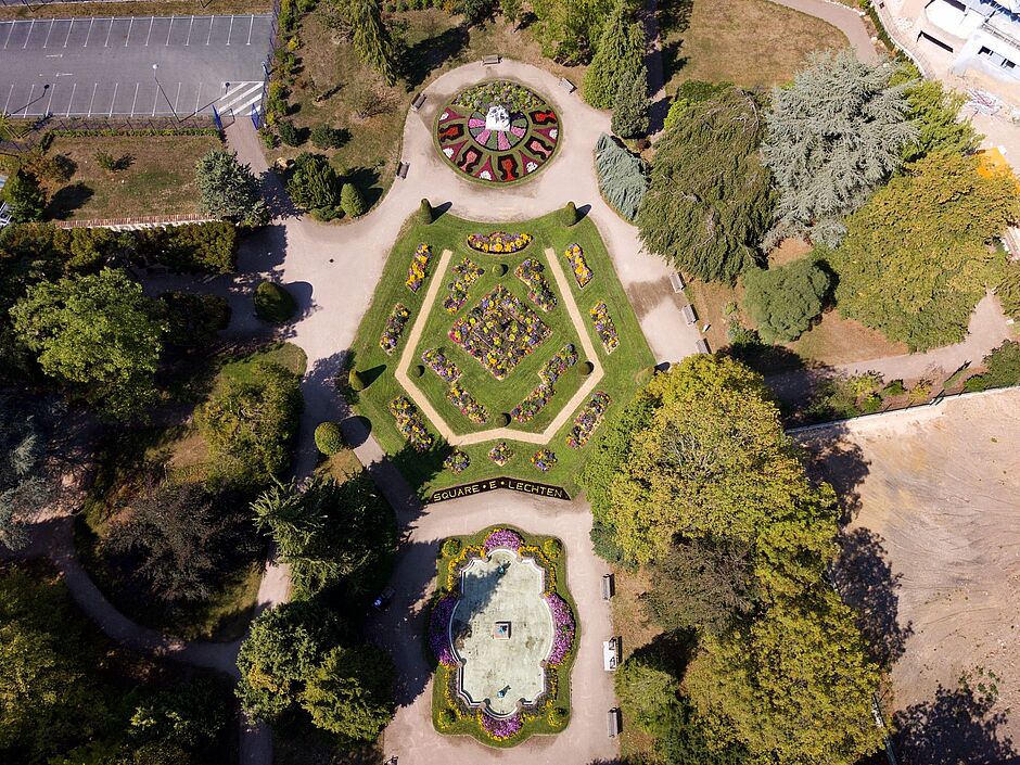 Le square Emile Lechten vu du ciel avec le groupe monumental d’Horace Daillon, la mosaïque de la "grande partie" et le bassin au deux angelots en contrebas. Photo réalisé au début du mois de juillet 2018. - Agrandir l'image, . 0octets (fenêtre modale)