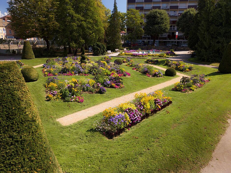 La "grande partie" de la mosaïque du square Emile Lechten. Photo réalisé au début du mois de juillet 2018. - Agrandir l'image, . 0octets (fenêtre modale)