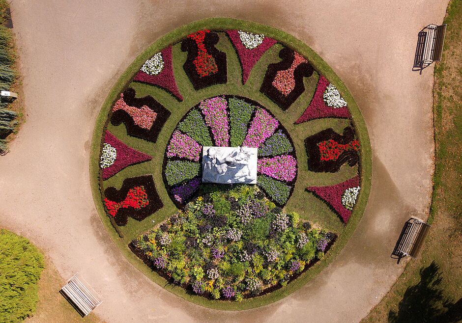 Vue du ciel du monument de "l'Âge de pierre" square Emile Lechten. Photo prise au début du mois de juillet 2018. - Agrandir l'image, . 0octets (fenêtre modale)