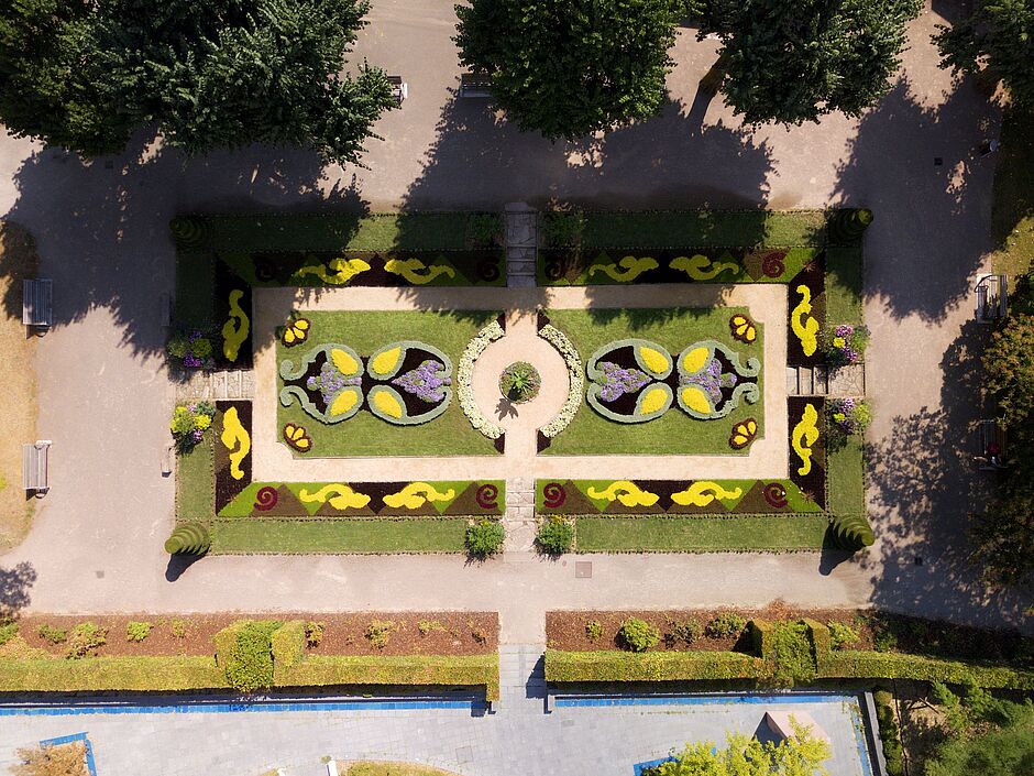 Vue du ciel de la "partie basse", mosaïque  du square Emile Lechten. Le dessin réalisé, avec des plantes, à présent en pleine maturité, dévoile ainsi ses couleurs dans son intégralité. Photo prise au début du mois de juillet 2018. - Agrandir l'image, . 0octets (fenêtre modale)