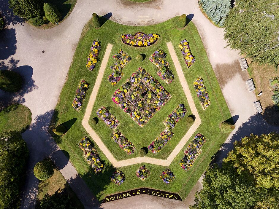 Vue du ciel de la "grande partie" de la mosaïque du square Emile Lechten. Photo réalisé au début du mois de juillet 2018. - Agrandir l'image, . 0octets (fenêtre modale)