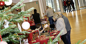 Distribution des colis des aines en salle des fetes par Monsieur le Maire et ses elus Distribution des colis des aines en salle des fetes par Monsieur le Maire et ses elus