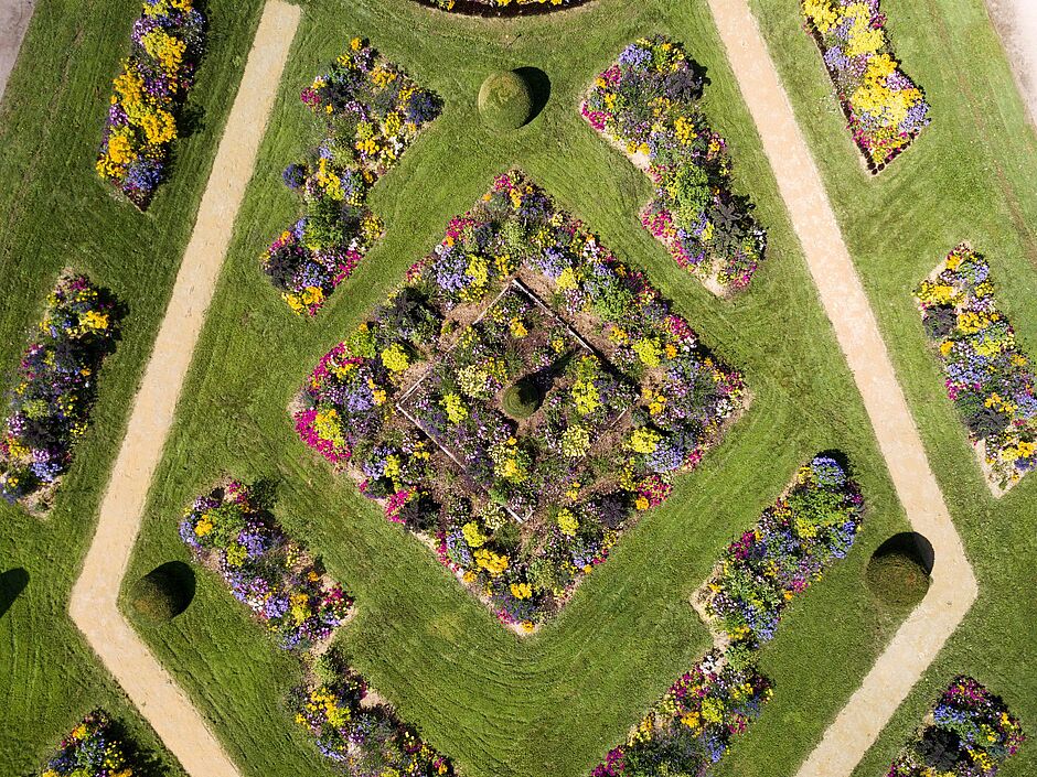 Détail du "médaillon" de la "grande partie" de la mosaïque du square Emile Lechten. Photo réalisé au début du mois de juillet 2018. - Agrandir l'image, . 0octets (fenêtre modale)