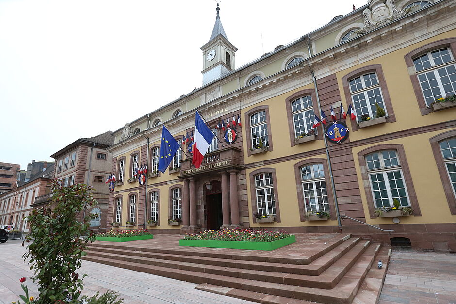 Le parvis de l'hôtel de ville de Belfort. - Agrandir l'image, . 0octets (fenêtre modale)