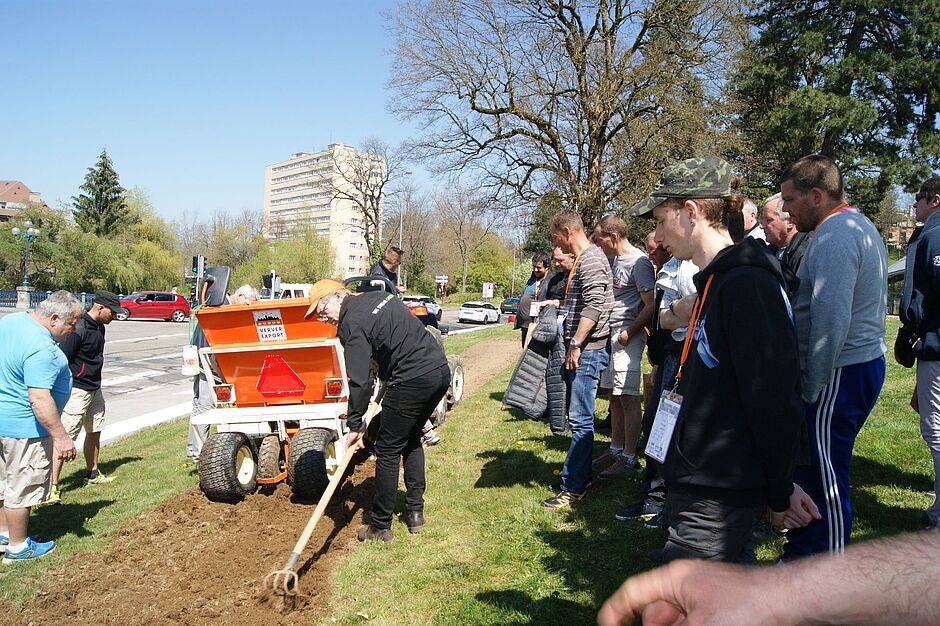 Plantation mécanisée de bulbes de Lys, réalisée par l'entreprise "Verver Export". - Agrandir l'image, . 0octets (fenêtre modale)