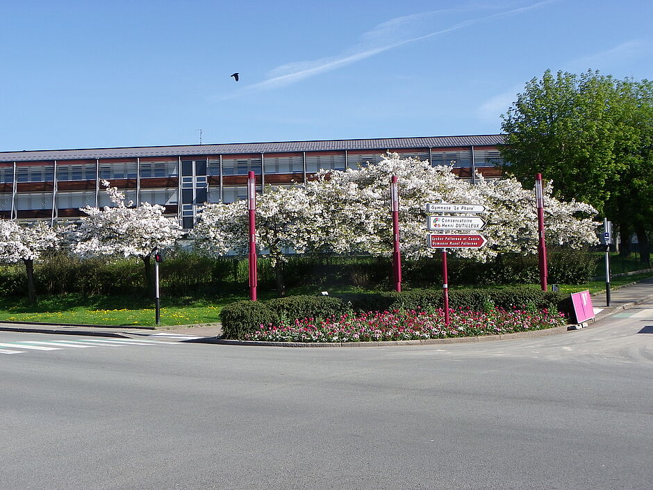 Massif fleuri et prunus Place de la Liberté, Quartier des Résidences. - Agrandir l'image, . 0octets (fenêtre modale)