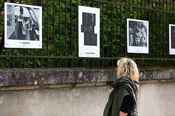 Exposition dans les squares du Mois de la photo - Agrandir l'image (fenêtre modale)