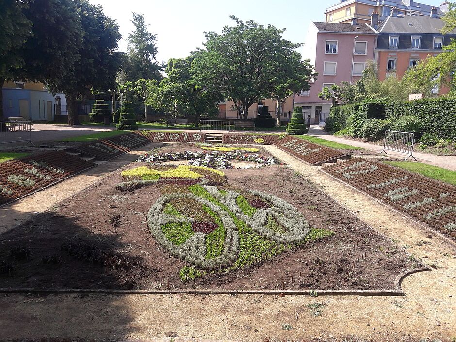 Vue de la mosaïque de la "partie basse" du square Emile Lechten en cours de plantation.  - Agrandir l'image, . 0octets (fenêtre modale)